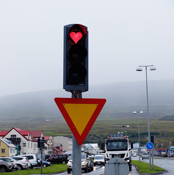 I semafori ad Akureyri hanno un cuore rosso